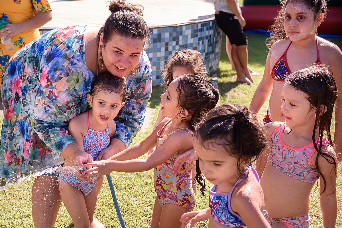 mangueira da água para brincar festa de aniversário infantil 3 anos Alice em Cariacica, Vitória, Espirito Santo ES, Sítio da Lala, fotografia por Thaty Maldaner Fotografia