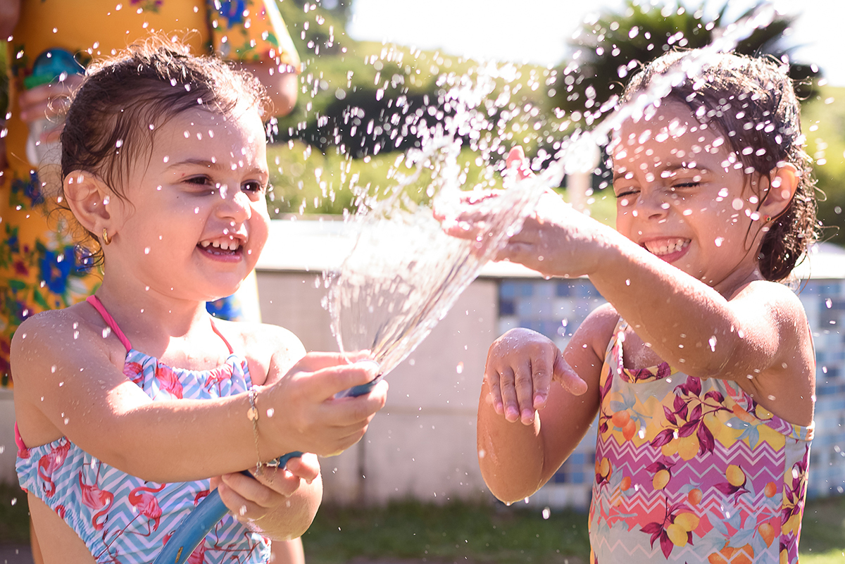 banho de mangueira na festa de aniversário infantil 3 anos Alice em Cariacica, Vitória, Espirito Santo ES, Sítio da Lala, fotografia por Thaty Maldaner Fotografia
