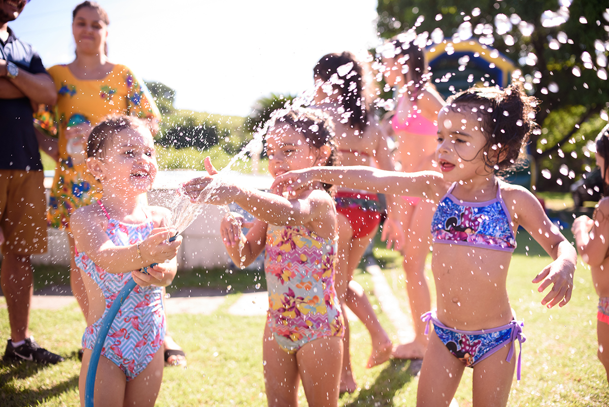vamos nos molhar no banho demangueira. muita água para refrescar a festa de aniversário infantil 3 anos Alice em Cariacica, Vitória, Espirito Santo ES, Sítio da Lala, fotografia por Thaty Maldaner Fotografia