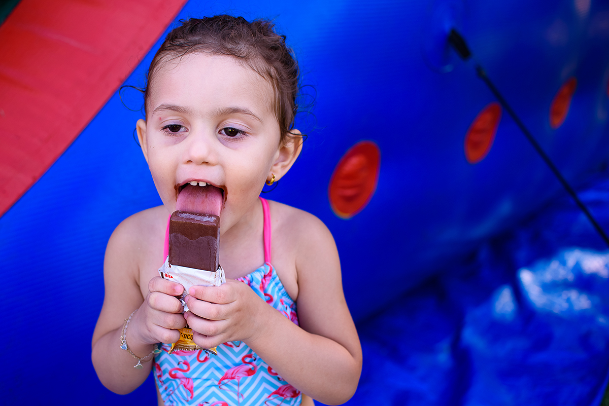  tomando picole festa de aniversário infantil 3 anos Alice em Cariacica, Vitória, Espirito Santo ES, Sítio da Lala, fotografia por Thaty Maldaner Fotografia