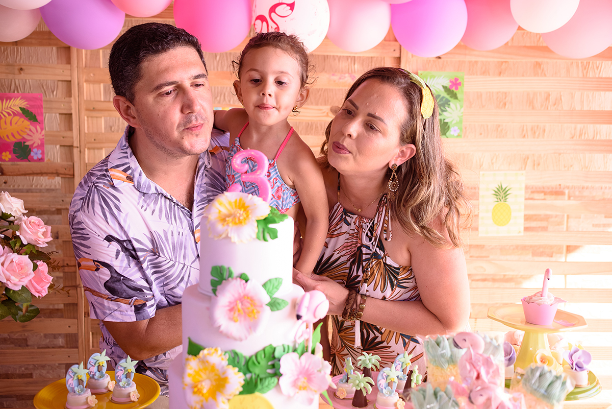 assoprando a vela de 3 anosfesta de aniversário infantil em Cariacica, Vitória, Espirito Santo ES, Sítio da Lala, fotografia por Thaty Maldaner Fotografia