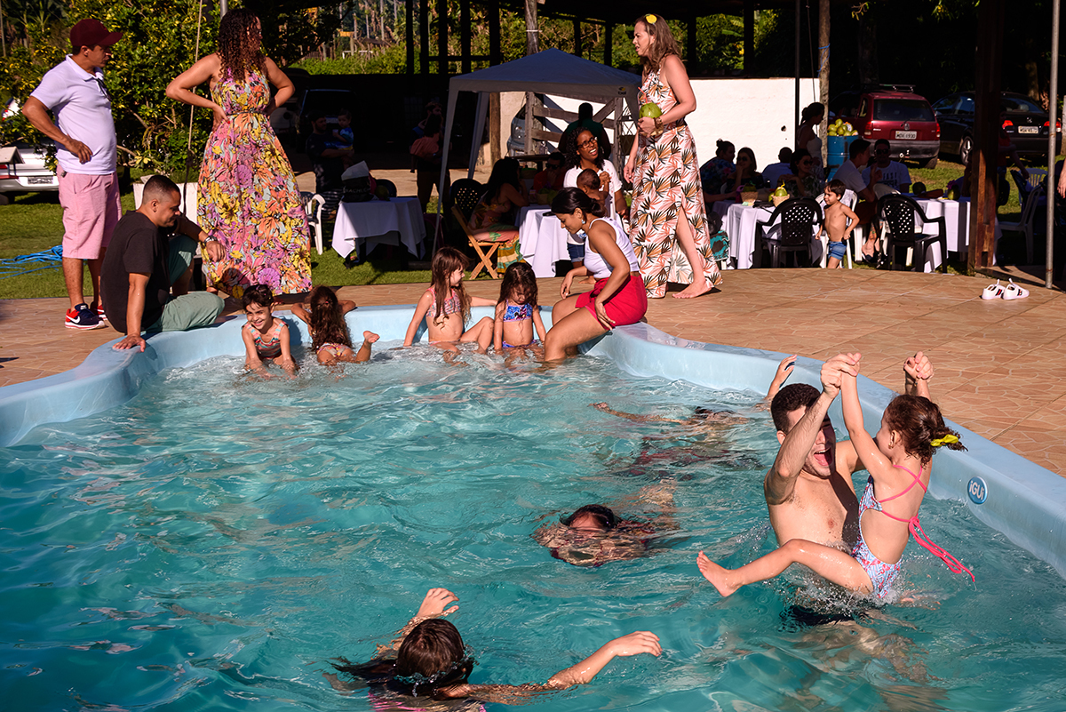 festa  na piscina, hora da diversão de aniversário infantil 3 anos Alice em Cariacica, Vitória, Espirito Santo ES, Sítio da Lala, fotografia por Thaty Maldaner Fotografia