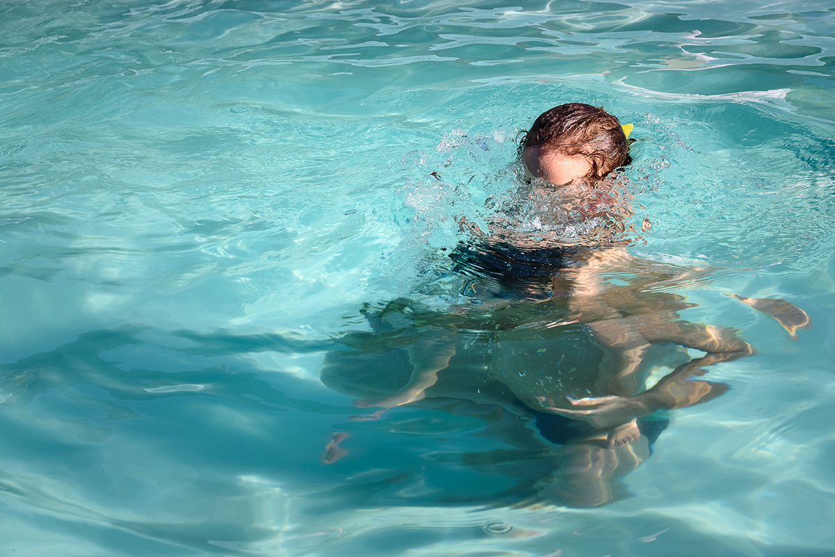 afundando na piscina em festa de aniversário infantil 3 anos Alice em Cariacica, Vitória, Espirito Santo ES, Sítio da Lala, fotografia festa na piscina por Thaty Maldaner  Fotografia
