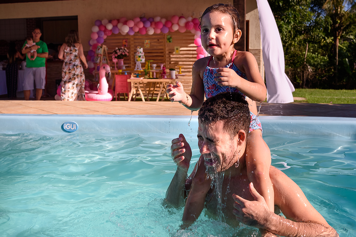 Alice  na piscina com seu dindo em Cariacica, Vitória, Espirito Santo ES, Sítio da Lala, fotografia festa na piscina por Thaty Maldaner  Fotografia
