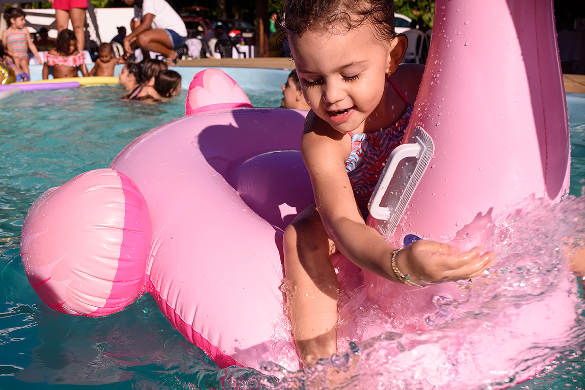 festa de aniversário infantil 3 anos Alice em Cariacica, Vitória, Espirito Santo ES, Sítio da Lala, fotografia festa na piscina por Thaty Maldaner  Fotografia