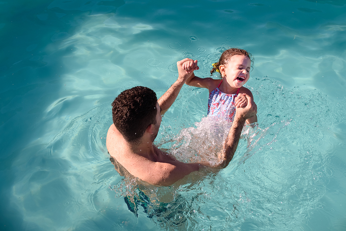 mergulhando fundo na piscina em sua festa de aniversário infantil 3 anos Alice em Cariacica, Vitória, Espirito Santo ES, Sítio da Lala, fotografia festa na piscina por Thaty Maldaner  Fotografia