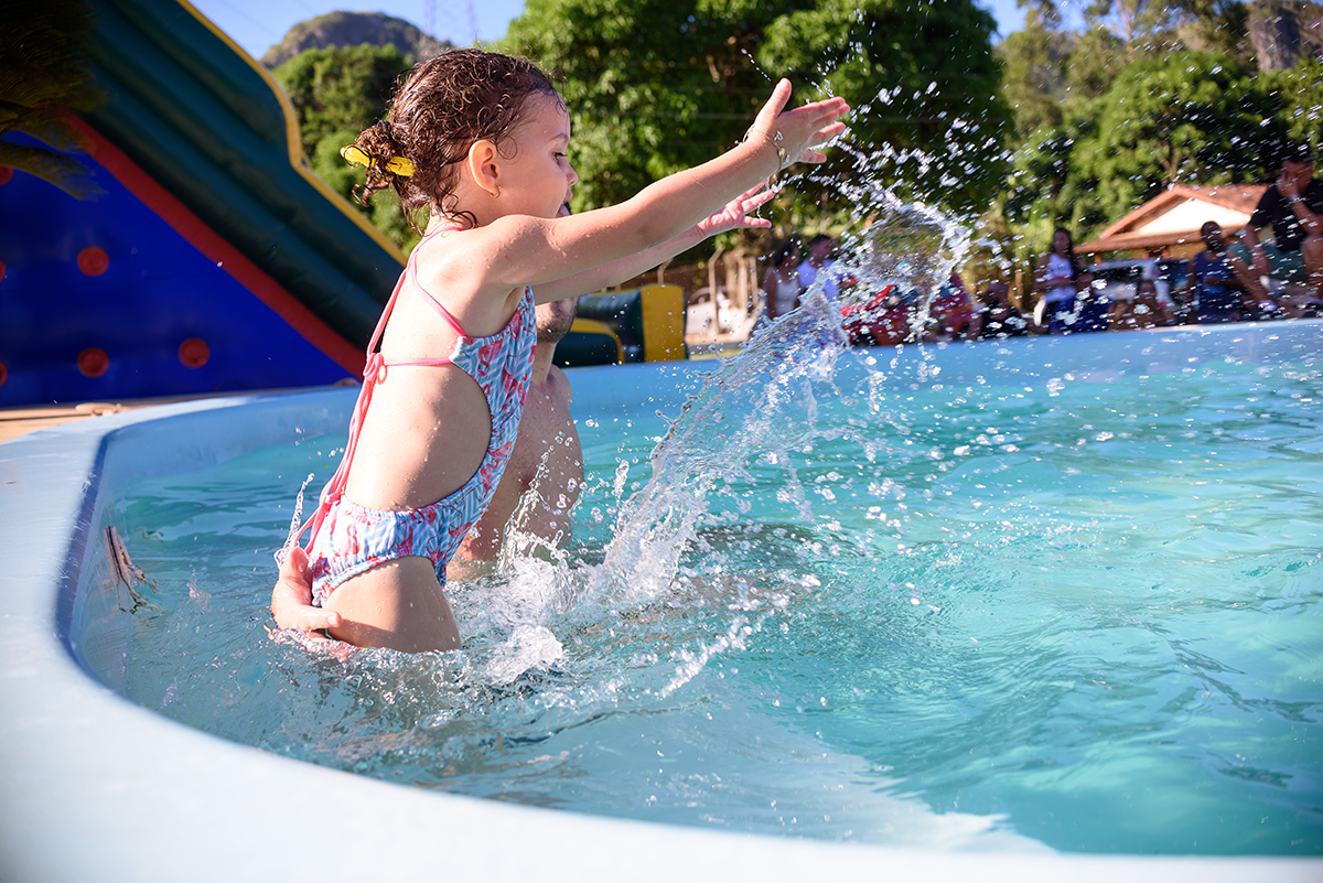 festa de aniversário infantil 3 anos Alice em Cariacica, Vitória, Espirito Santo ES, Sítio da Lala, fotografia festa na piscina por Thaty Maldaner  Fotografia
