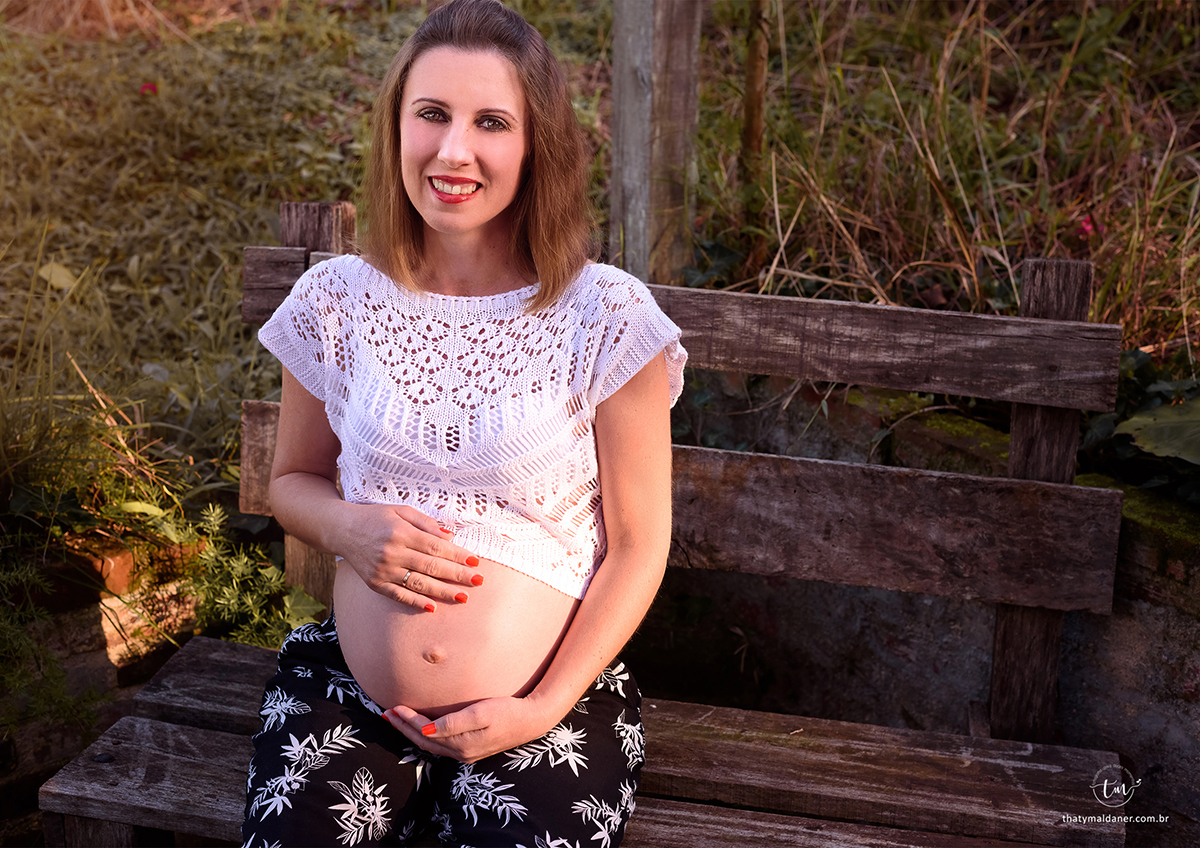 ensaio gestante, book gestante em sítio, ensaio externo, sentada no banquinho perto de casa em cruzeiro do sul, lajeado, campo, verde, grávida, família, casal, grávidos. fotos de thaty maldaner fotografia