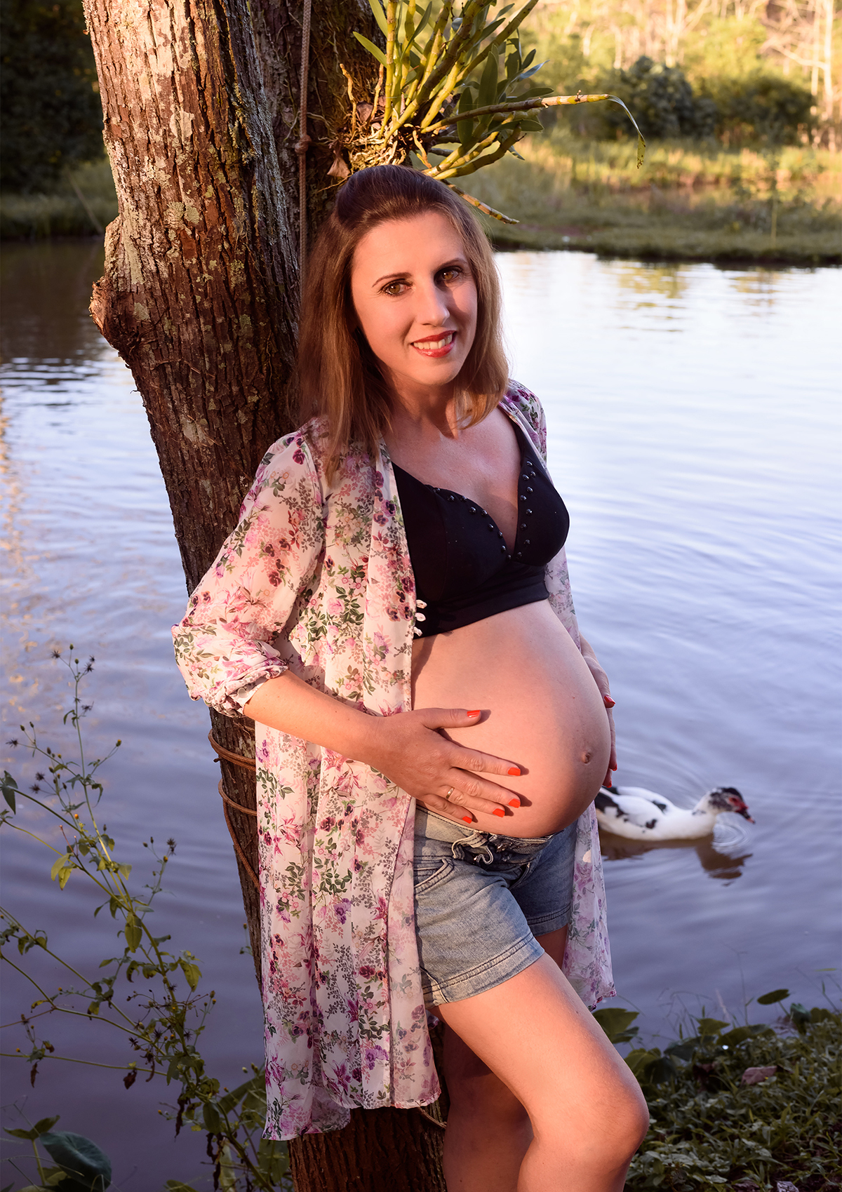Foto de gestante no lago com patinhos, por thaty maldaner fotografia