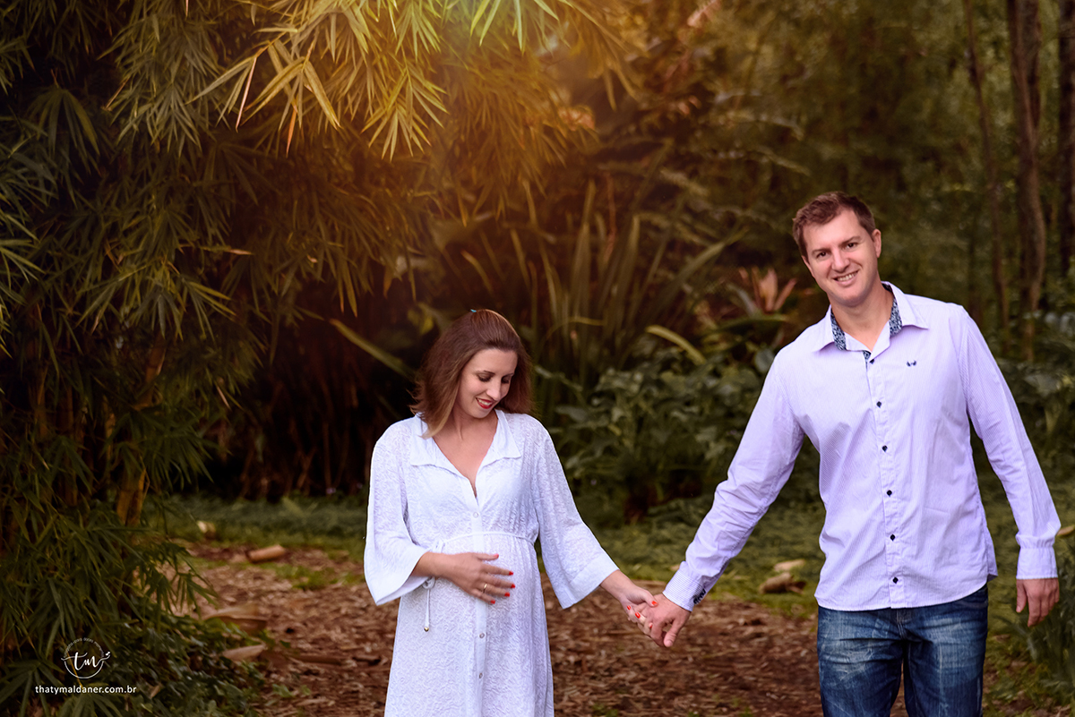 gestante andando com seu parceiro em uma trilha  verde em sitio de Cruzeiro do Sul 
