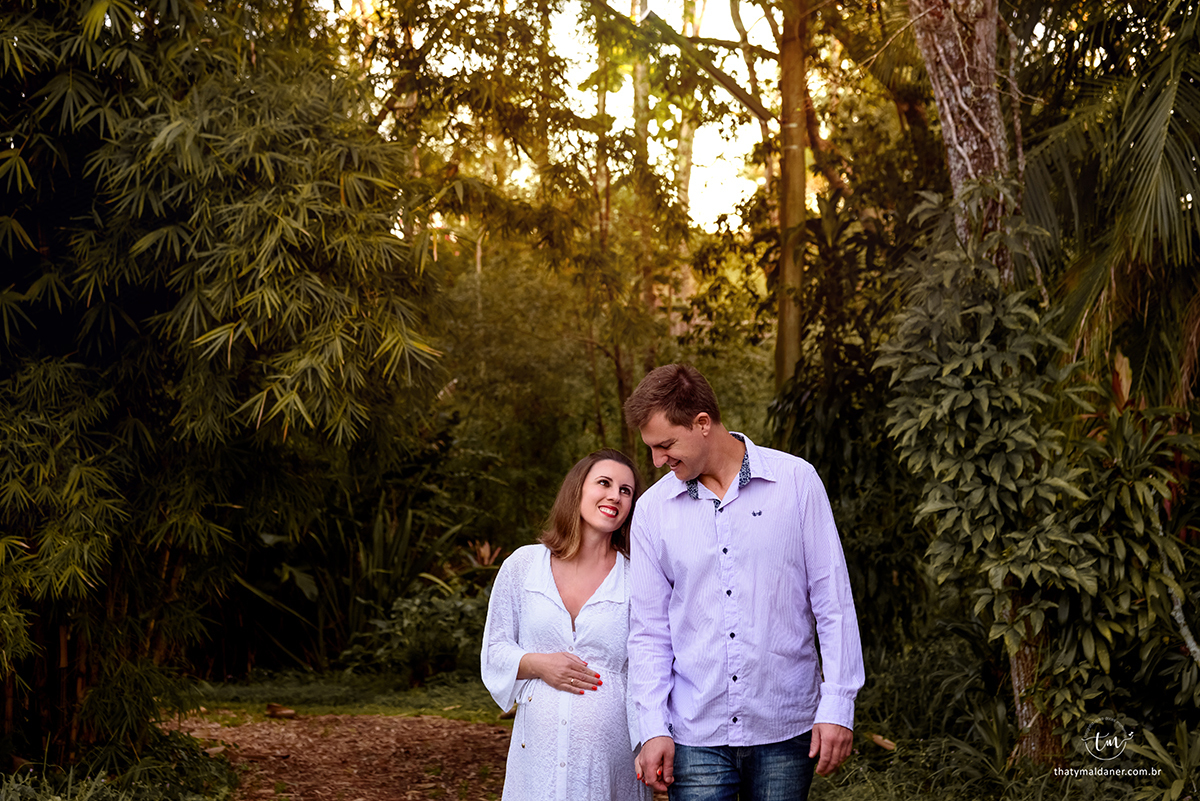 casal cheio de amor grávidos. andando em estrada verde fotos de thaty maldaner fotografia