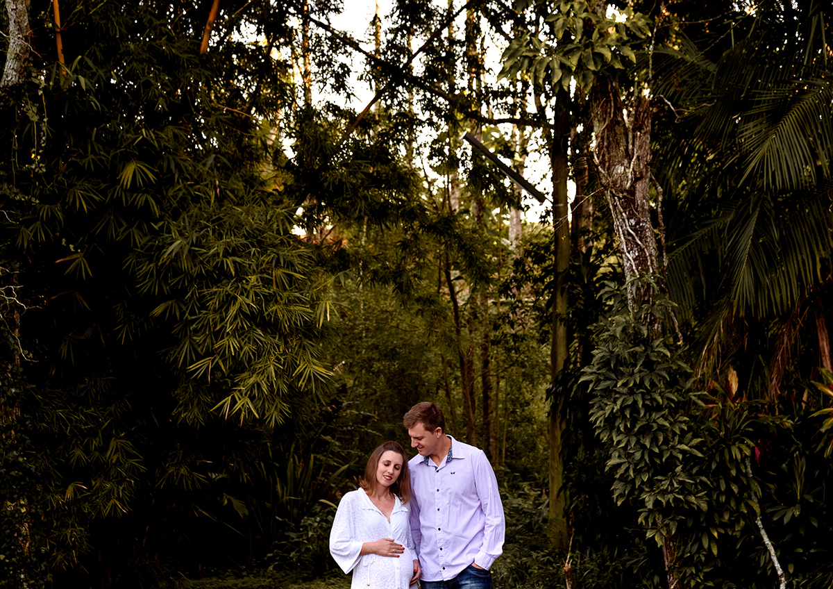 casal no meio da selva fazendo pose para fotos de thaty maldaner fotografia