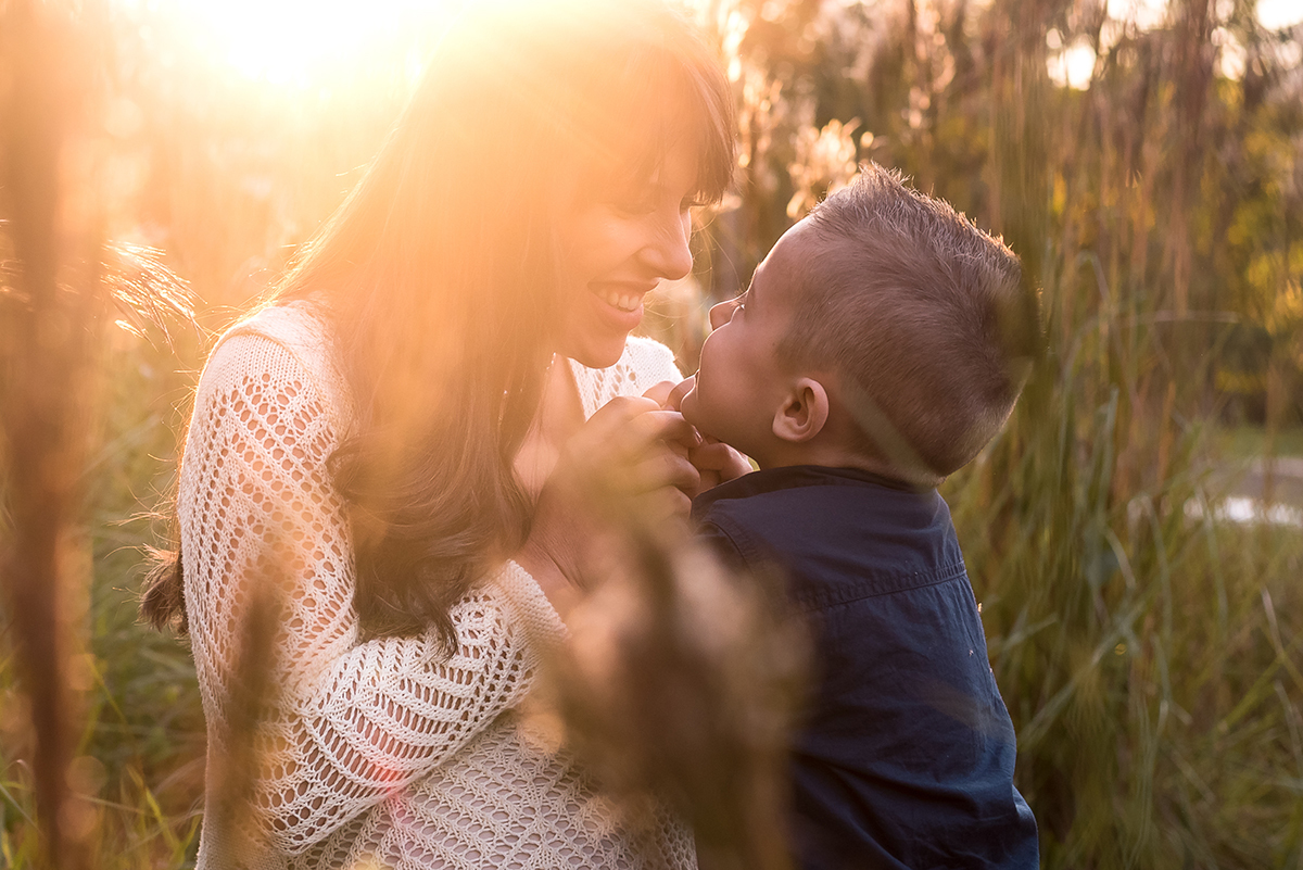ensaio externo de gestante e filho em fim de tarde ensolarada em Lajeado
