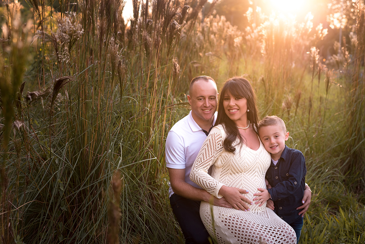 ensaio externo de gestante em fim de tarde ensolarada com luz do sol linda  em Lajeado