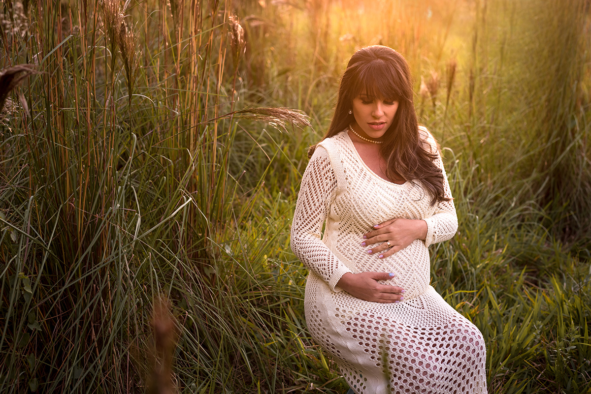 ensaio externo de gestante em fim de tarde ensolarada no matinho dourado em Lajeado