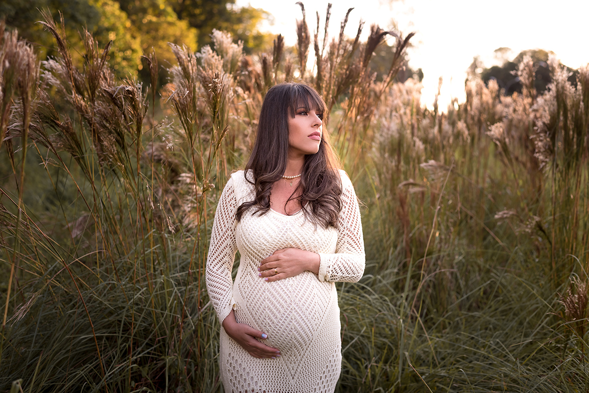 ensaio externo no trigo dourado de gestante em fim de tarde ensolarada em Lajeado