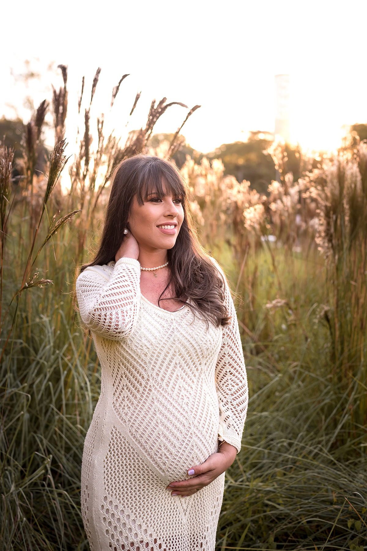 ensaio externo de gestante em fim de tarde ensolarada no trigo em Lajeado