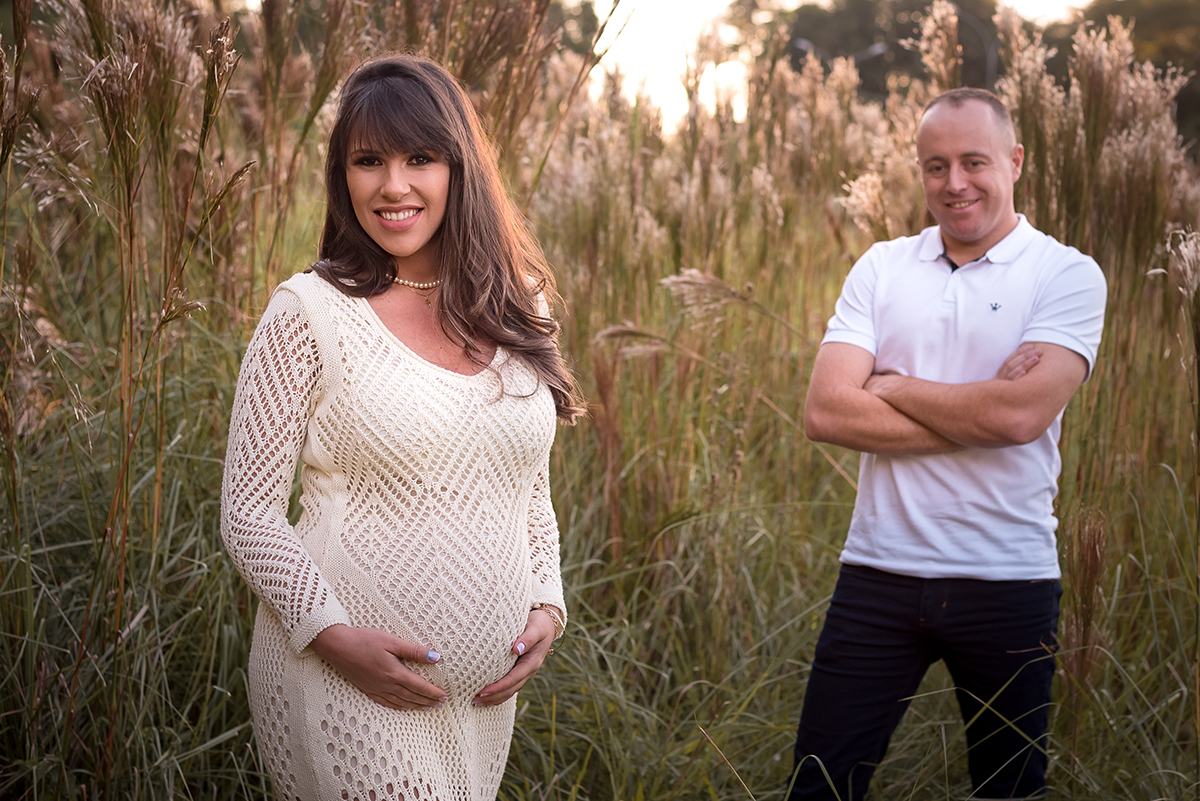 ensaio externo de casal e gestante em fim de tarde ensolarada em Lajeado
