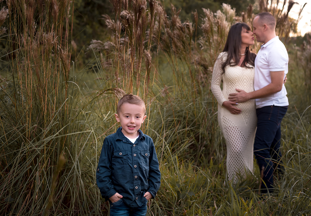 ensaio externo de gestante em fim de tarde ensolarada e o beijo no final  em Lajeado