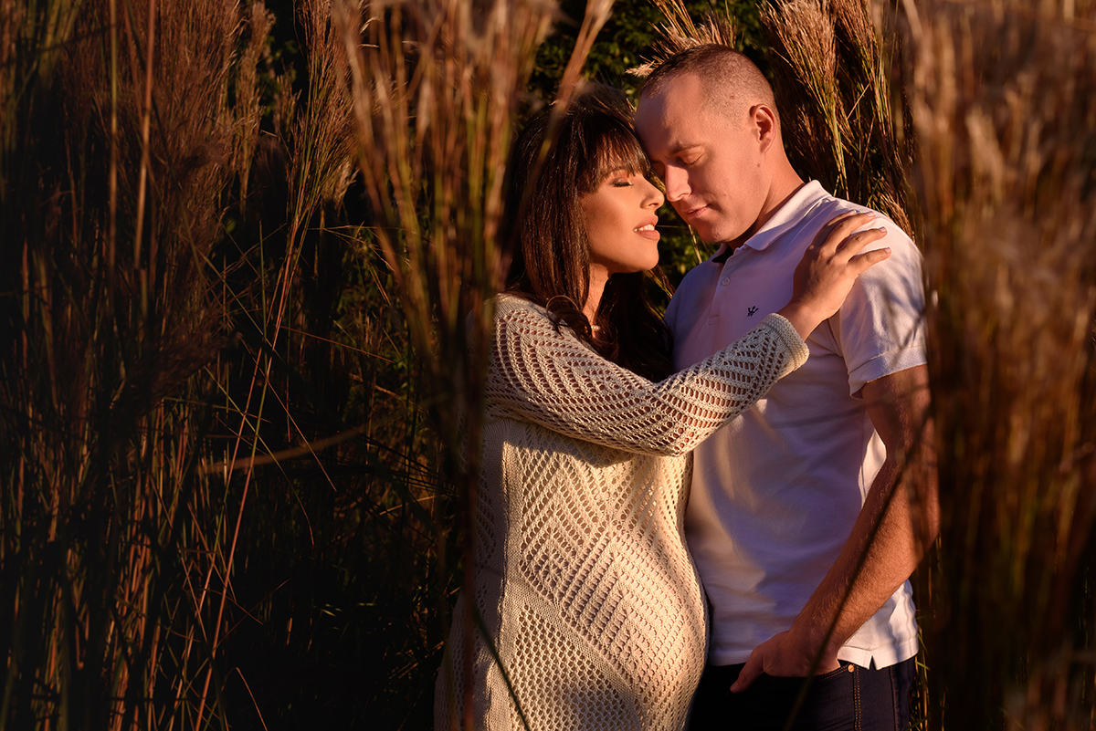 ensaio no mato de gestante, book externo, luz do sol linda.