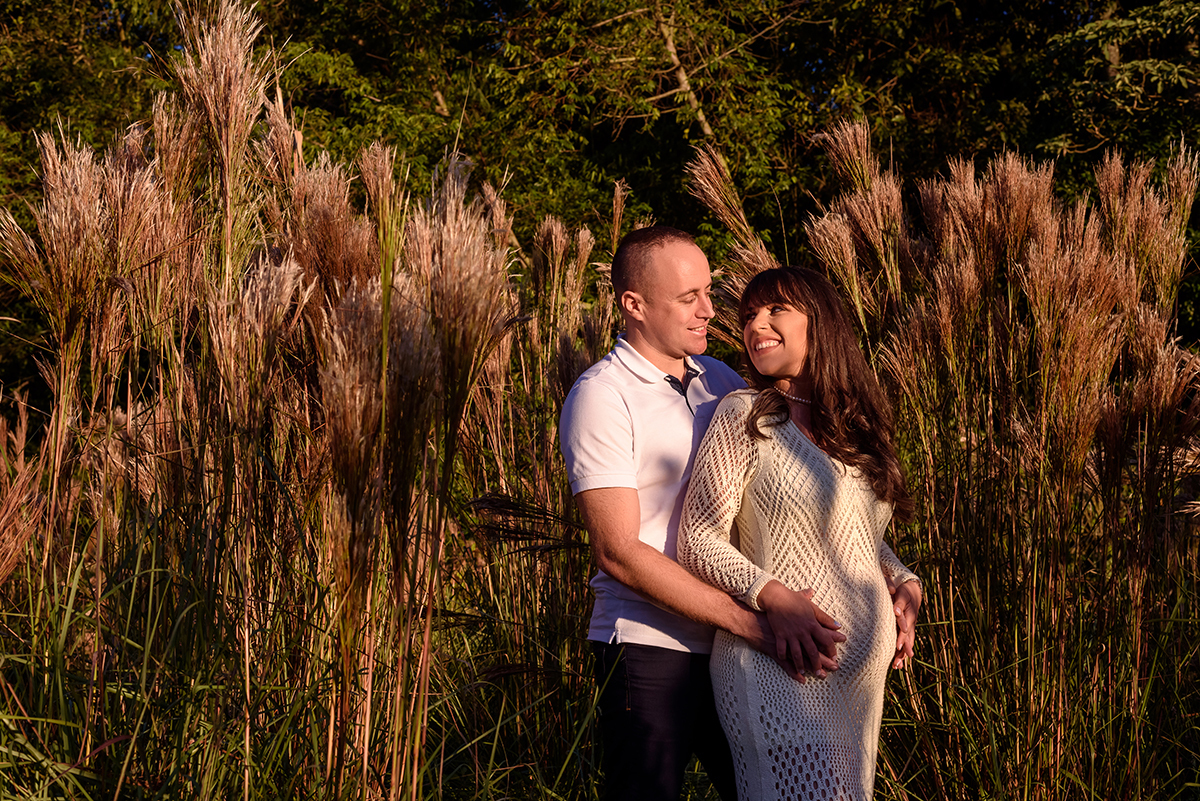 ensaio externo de gestante em fim de tarde ensolarada em Lajeado