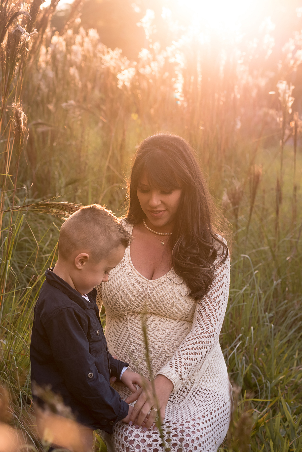 ensaio externo de gestante em fim de tarde ensolarada, registro mãe e filho em Lajeado