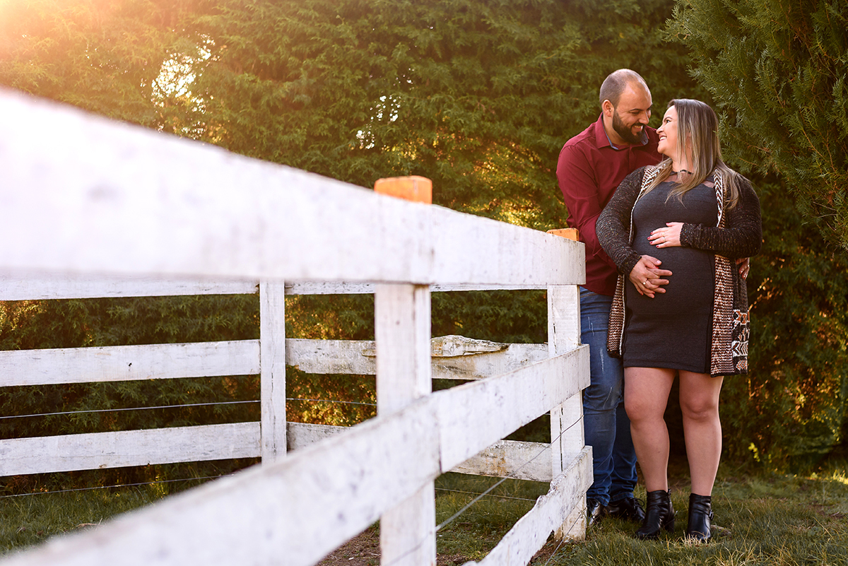 casal de gestante na cerca das ovelhas do parque das tuias 