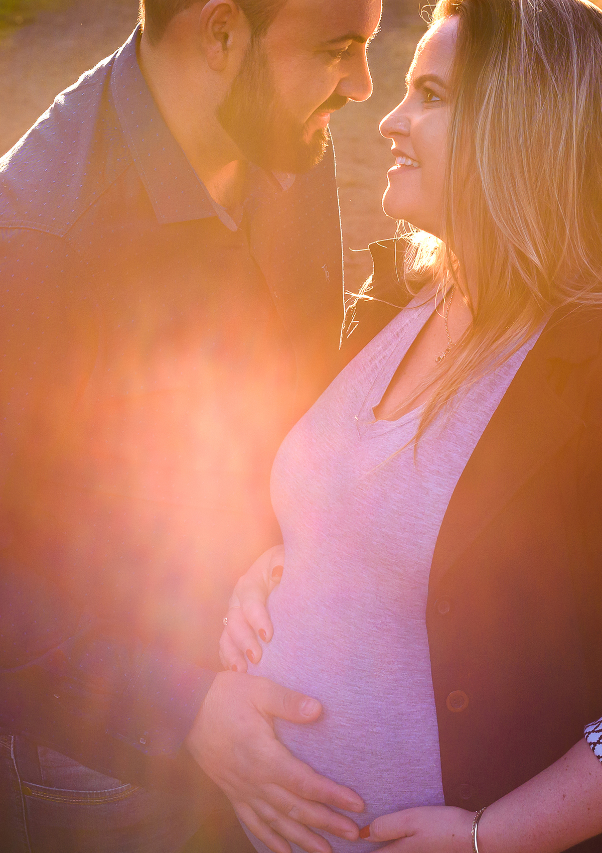 luz entrando e abençoando a chegada do bebe neste book externo realizado no prque das tuias em Fontoura Xavier