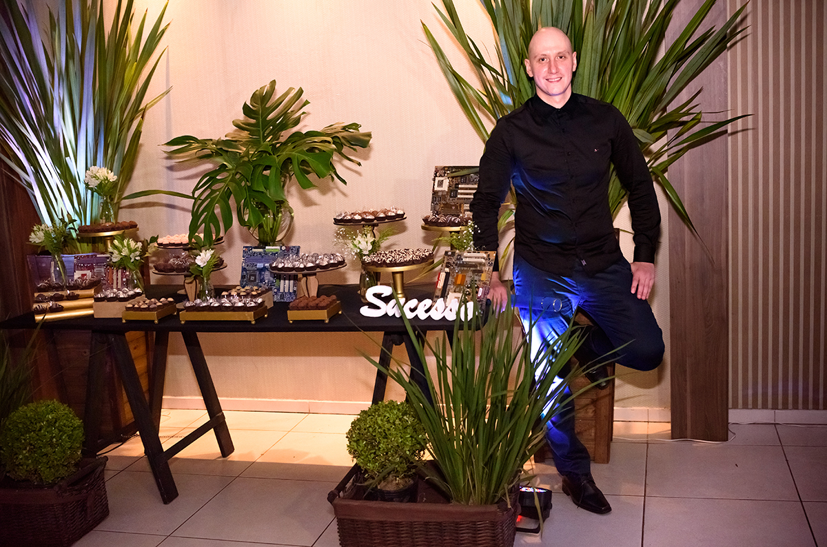 festa animada de formatura do Fábio na Fantasia Festas em Lajeado. posando para foto