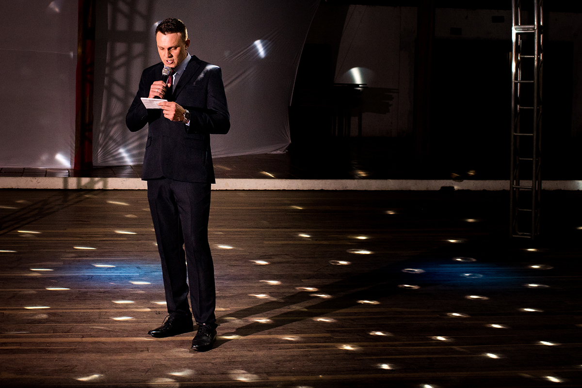 Ederson fazendo discurso de formatura para seus convidados