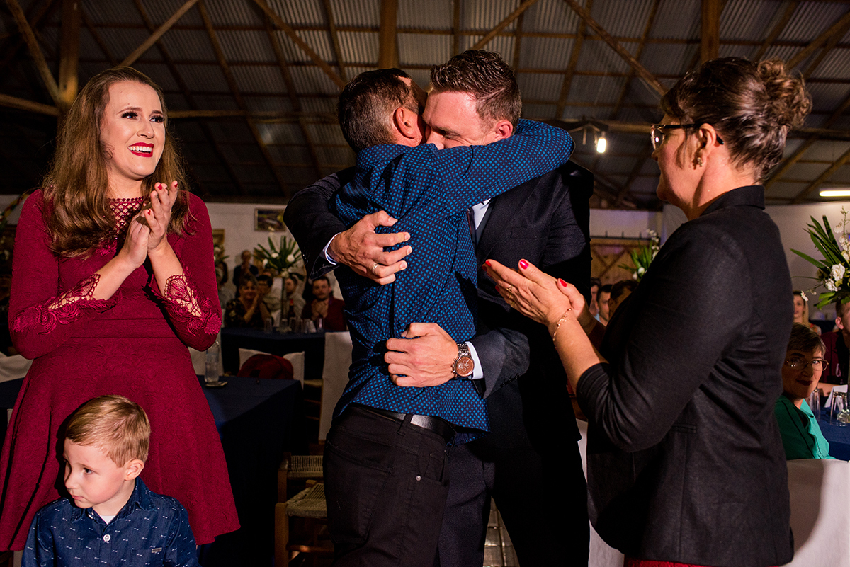 família emocionada no discurso de formatura