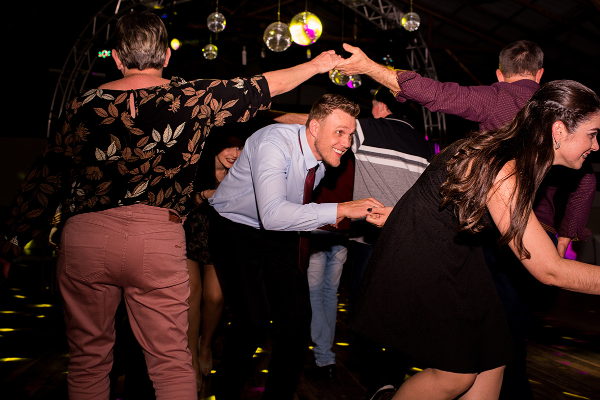 dança alemã polonese na formatura de engenharia civil