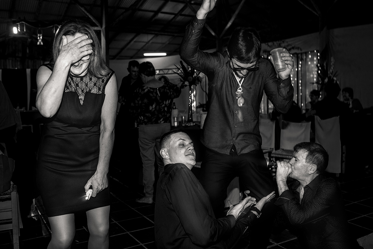 tomando cerveja na formatura, fotos loucas de formatura