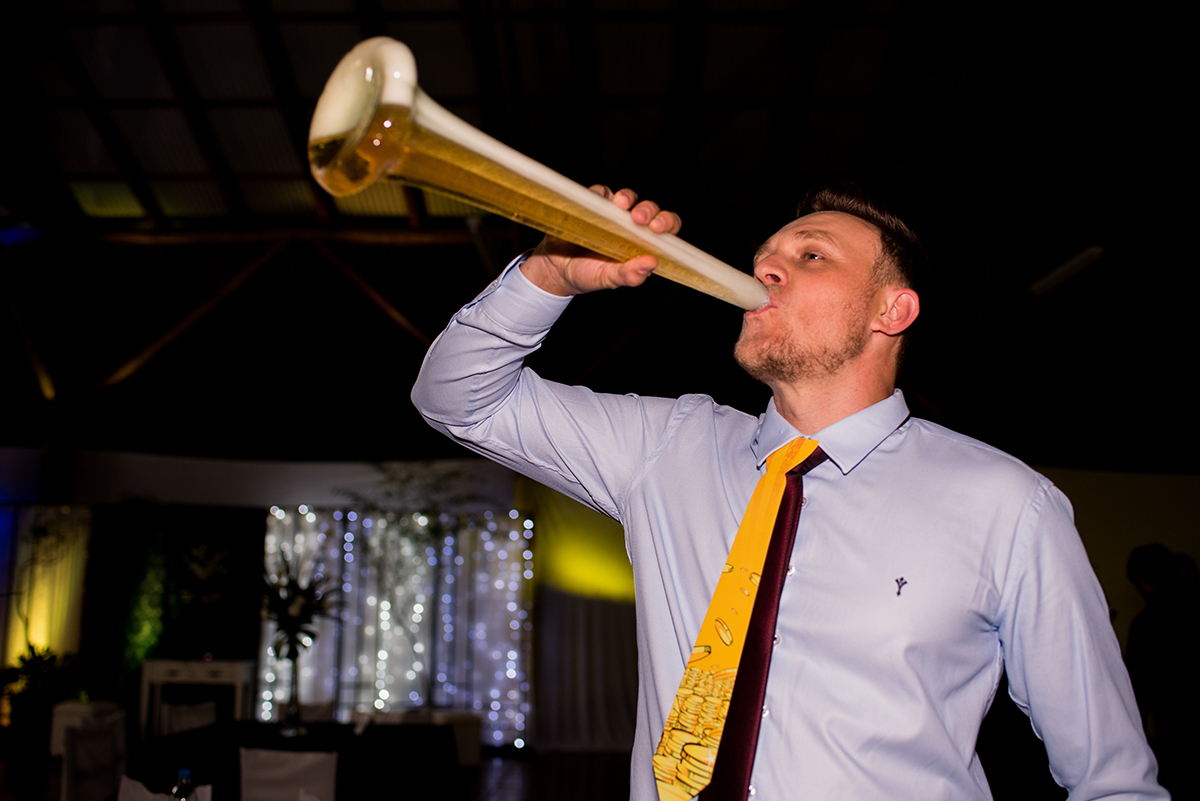 formando bebendo na sua festa de formatura