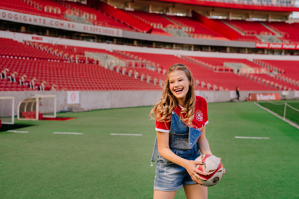 ensaio de 15 anos no campo do Internacional -  book colorado - meninas coloradas