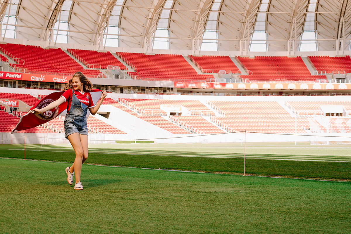 15 anos correndo com a bandeira do Inter na beira do gramado campo