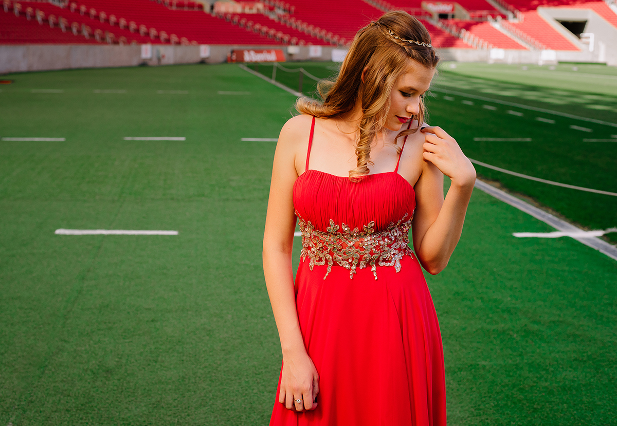 vestido longo vermelho na beira do gramado