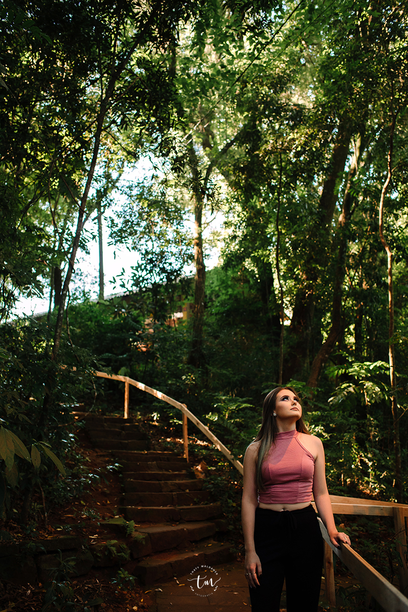 Parque do engenho cenário da da escada para fotos de book de 15 anos em Lajeado iluminando com poste de luz.