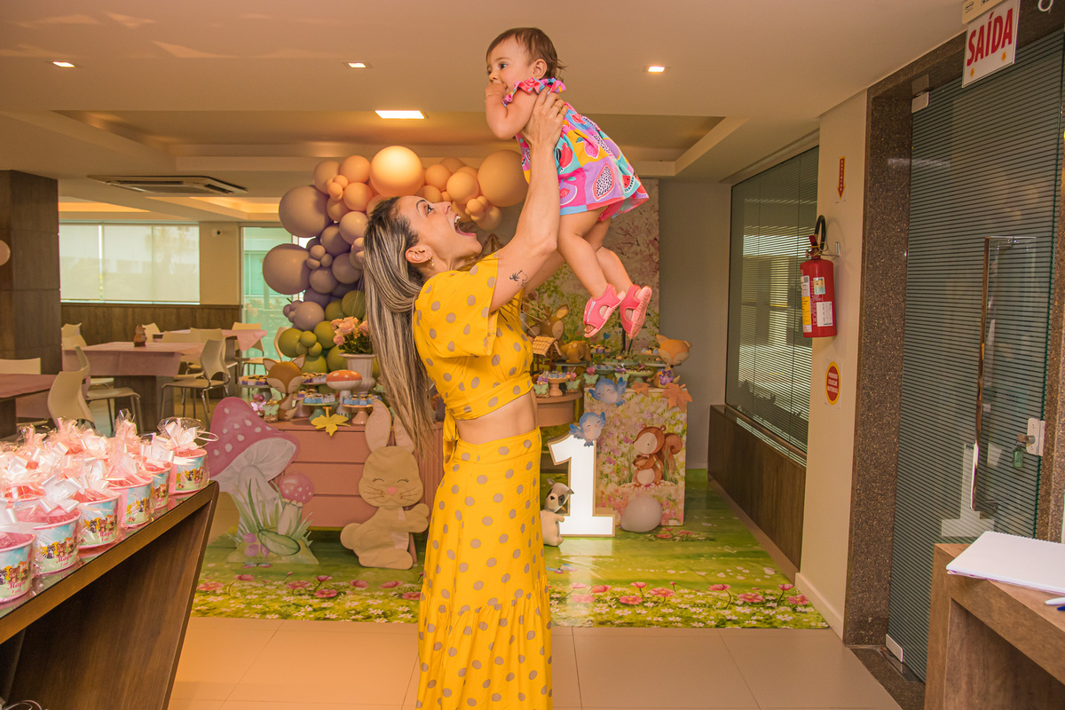 Fotografia Festa de Aniversário Maya 1 ano, mamãe brincando com a Maya