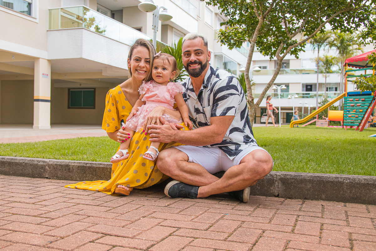 Fotografia Festa de Aniversário Maya 1 ano, papai e mamãe posando para a foto.
