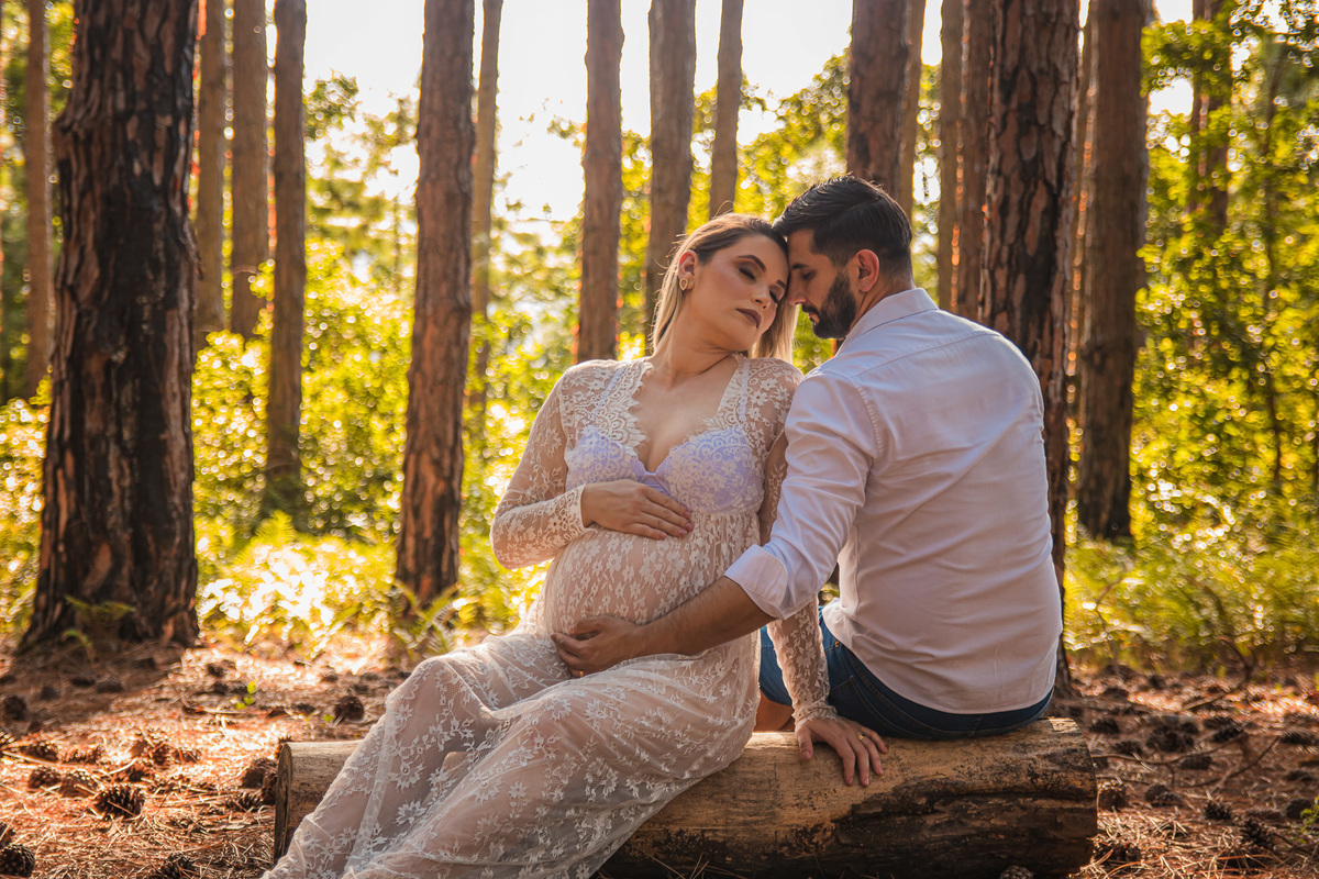 Ensaio fotográfico gestante deslumbrante na Praia do Moçambique captura a beleza natural de Florianópolis.