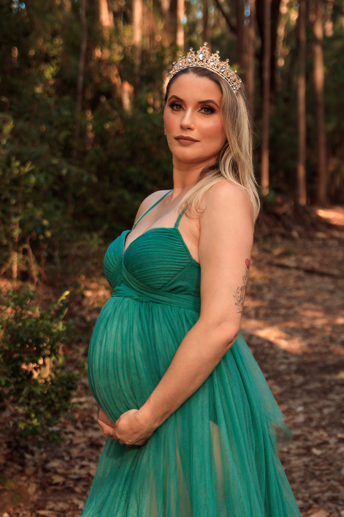 Ensaio fotográfico gestante deslumbrante na Praia do Moçambique captura a beleza natural de Florianópolis.