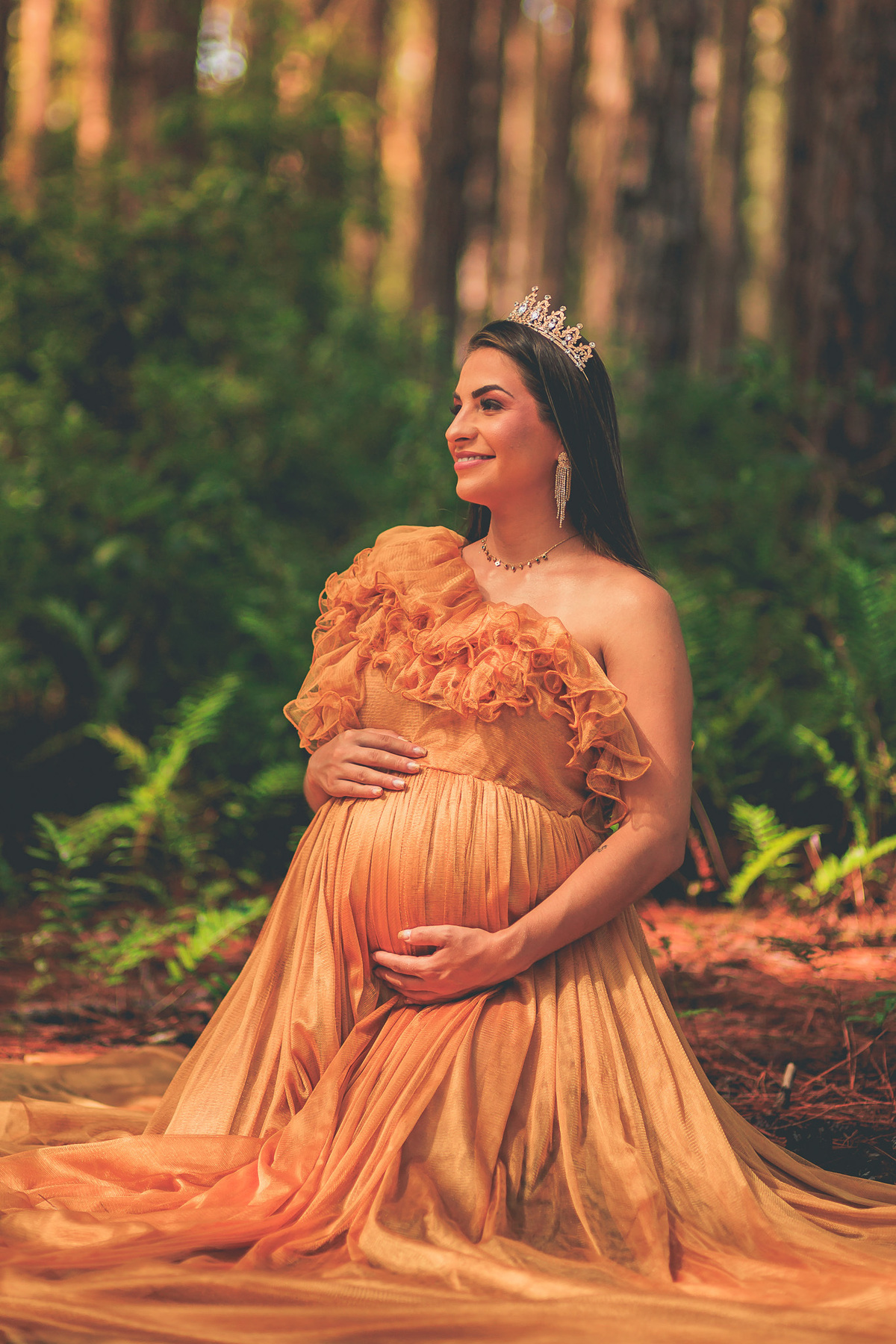Uma foto que transborda amor! Nessa imagem, a mamãe Paula exibe com orgulho e felicidade a barriga que carrega a preciosidade que está por vir. O cenário naturalmente belo emoldura a imagem, criando uma atmosfera serena e encantadora. 