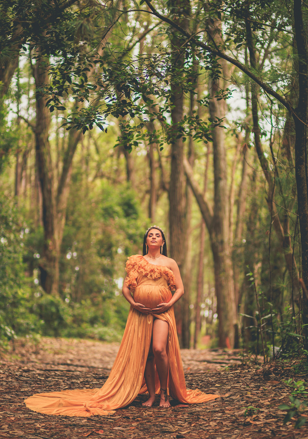 Uma foto que transborda amor! Nessa imagem, a mamãe Paula exibe com orgulho e felicidade a barriga que carrega a preciosidade que está por vir. O cenário naturalmente belo emoldura a imagem, criando uma atmosfera serena e encantadora. 