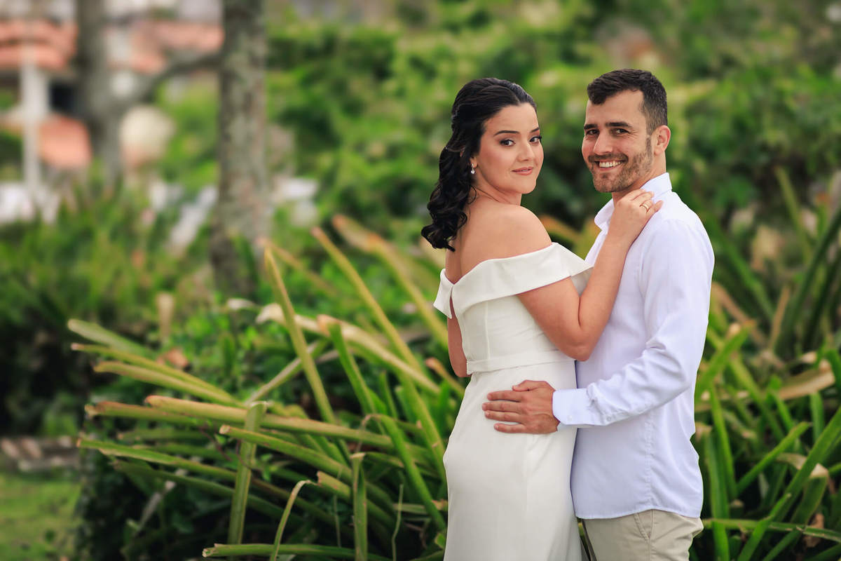 Djonata e Aline emoldurados pela paisagem natural de Coqueiros, com o mar e o céu em perfeita sintonia com o amor deles.