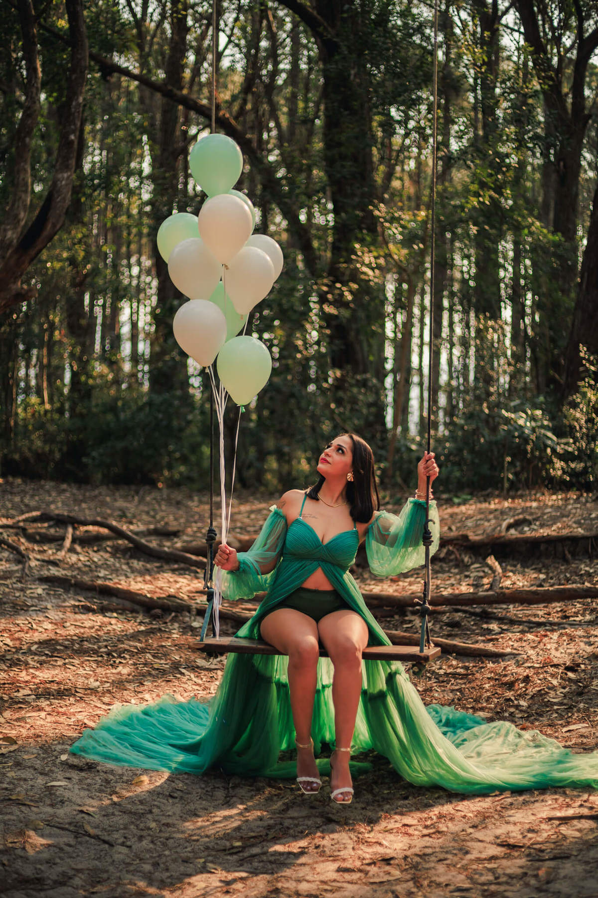 Val celebra seus 30 anos com um ensaio fotográfico na Floresta do Moçambique, em Florianópolis. Um momento de felicidade capturado em meio à beleza natural, refletindo a energia de uma nova fase da vida.