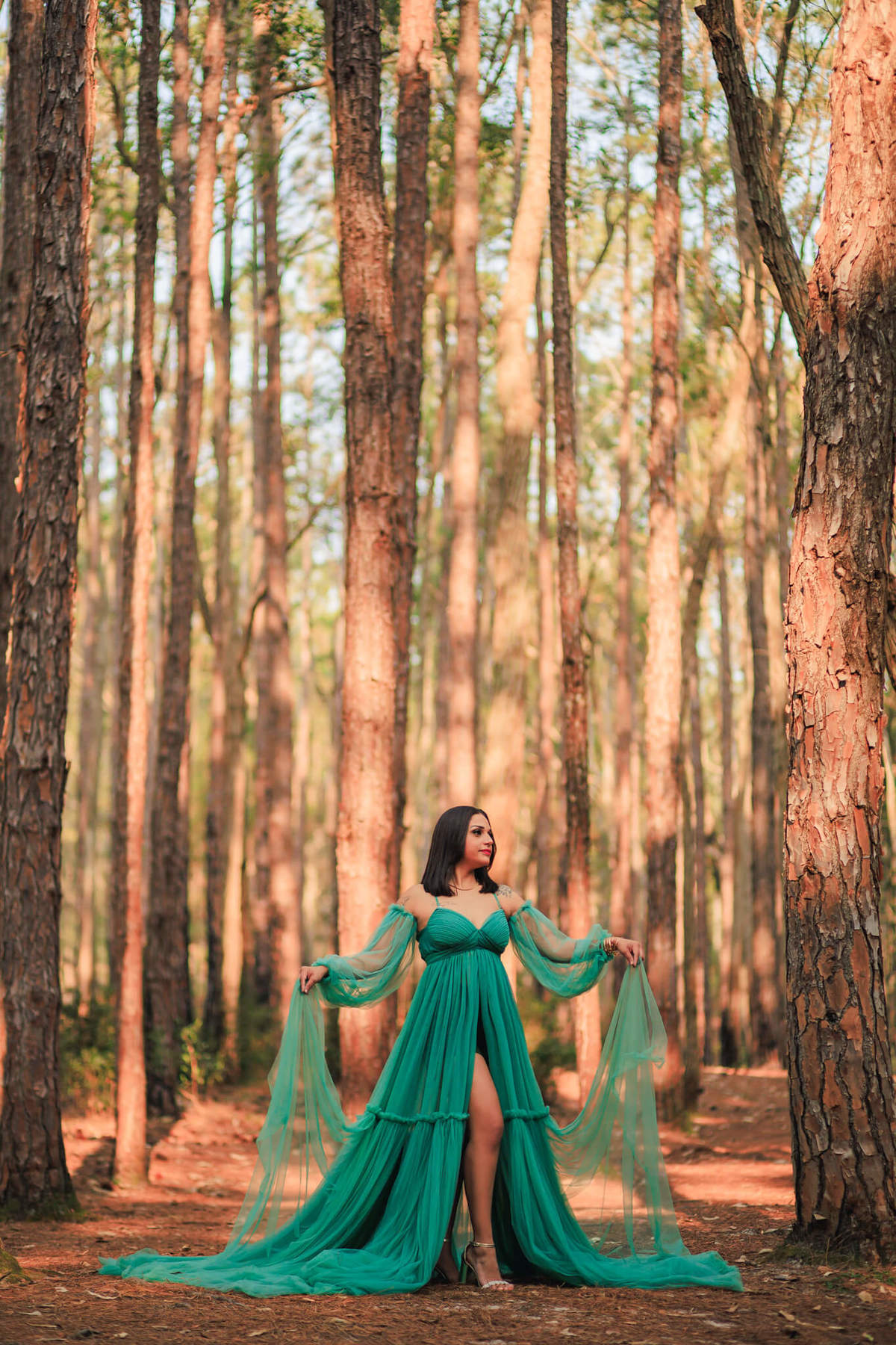 Ensaio de 30 anos na Floresta do Moçambique, Florianópolis. Val caminha pela trilha, envolvida pela tranquilidade da natureza, em um cenário perfeito para registrar essa celebração especial.