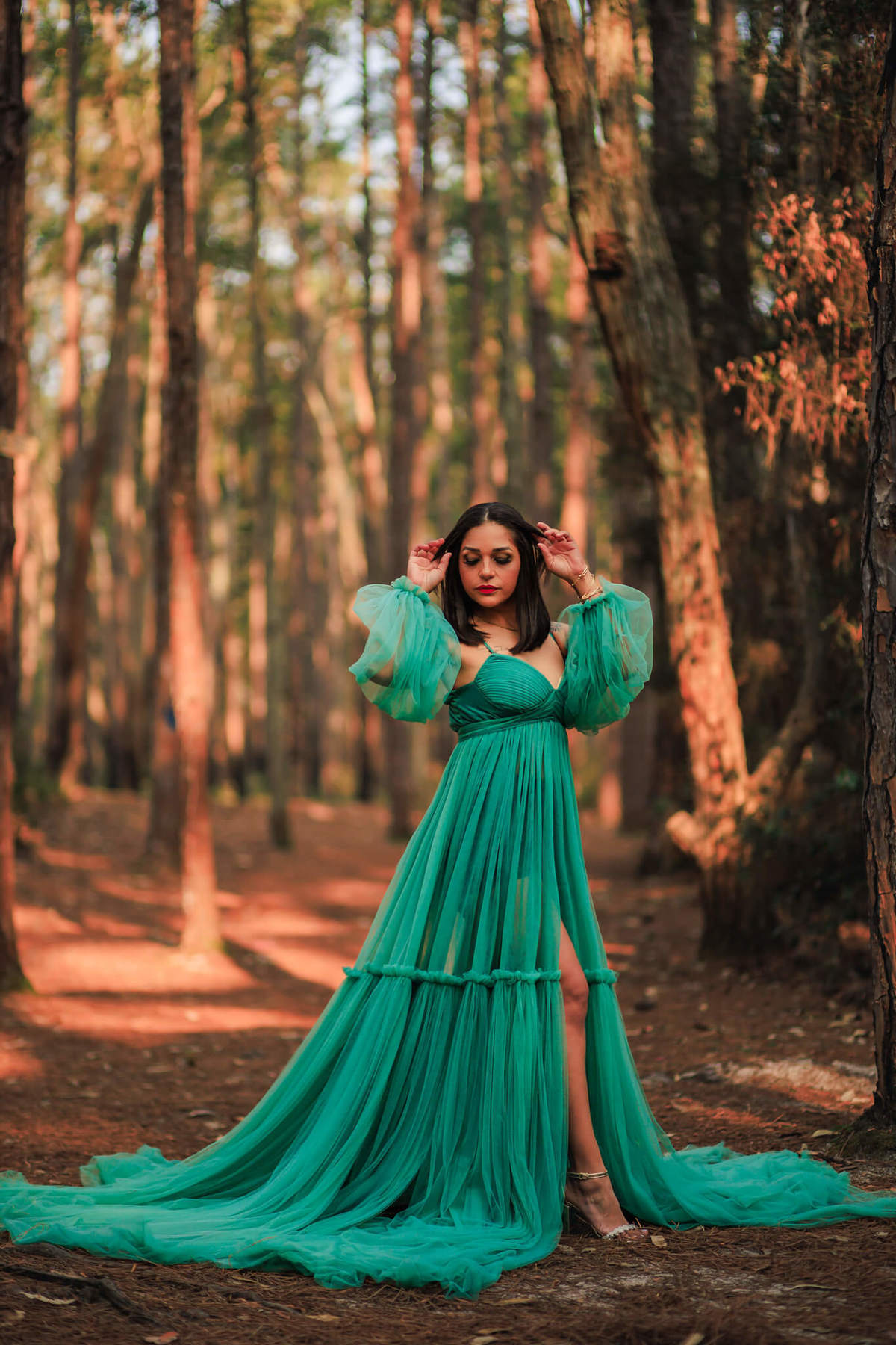 Val escolheu um dos nossos vestidos exclusivos para seu ensaio de aniversário na Floresta do Moçambique. A escolha perfeita para realçar sua beleza e destacar a conexão com a natureza em Florianópolis.