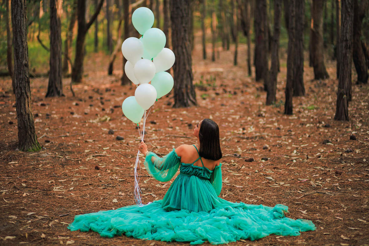 Detalhes do ensaio de 30 anos de Val na Floresta do Moçambique, em Florianópolis. A beleza natural e as flores complementam a essência desse momento único, capturando toda a alegria dessa nova fase.