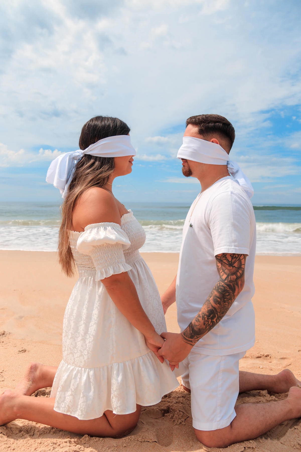 Com as ondas e o céu azul como testemunhas, Greicy celebra o momento mágico da revelação de sexo.